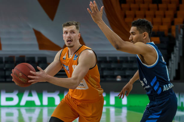 随着转会窗 随着转会窗